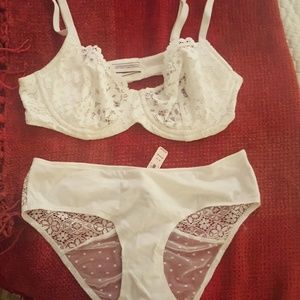 NWT Victoria's Secret bra & panty set 36C/M